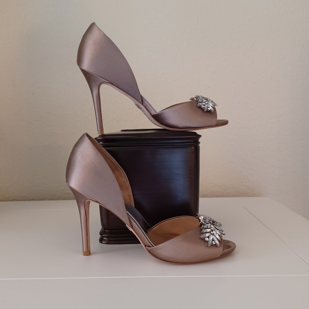 EUC Badgley Mischka Champagne/Taupe Satin Jeweled Open Toe Pumps 6.5 - Picture 7 of 12